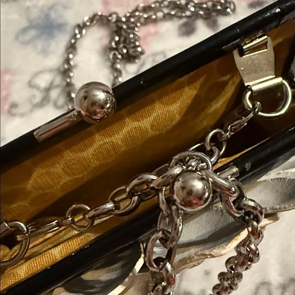 Brighton Sunny Days white daisy coin purse/evening bag EUC with detachable chain - Picture 15 of 16